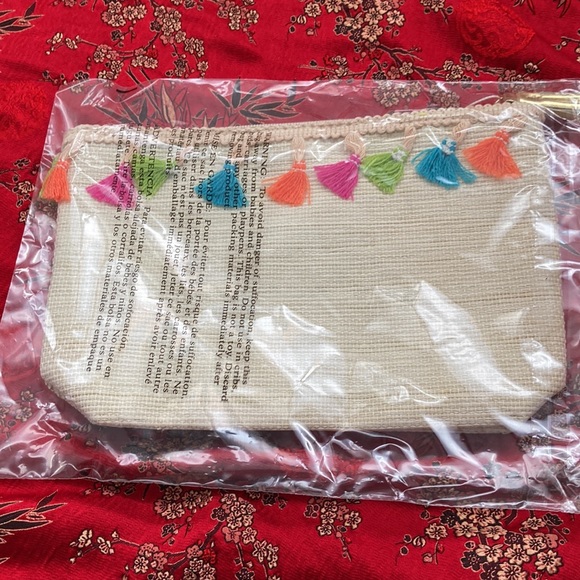 Shiraleah | bag/pouch/clutch Paper straw shell with colorful tassel trim. - Picture 4 of 7